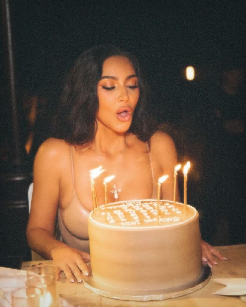 HB2-ME-love-when-my-lifers-surprise-me-w-a-cute-dinner-to-celebrate-819x1024 كيم كارداشيان تحتفل بعيدها الـ44 بإطلالة تحاكي SKIMS